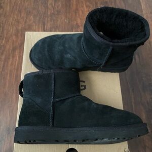 Black classic mini Uggs